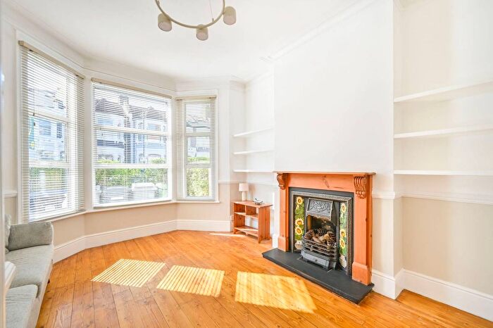 2 Bedroom Flat To Rent In Purves Road, Kensal Rise, London, NW10