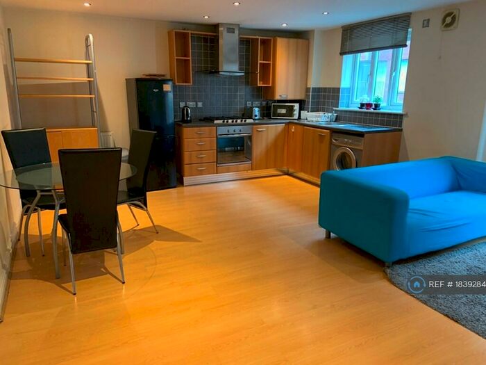 2 Bedroom Flat To Rent In Meridian Square, Hulme, Manchester, M15