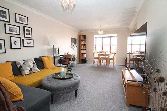 2 Bedroom Apartment To Rent In Violet Close, Wallington, SM6