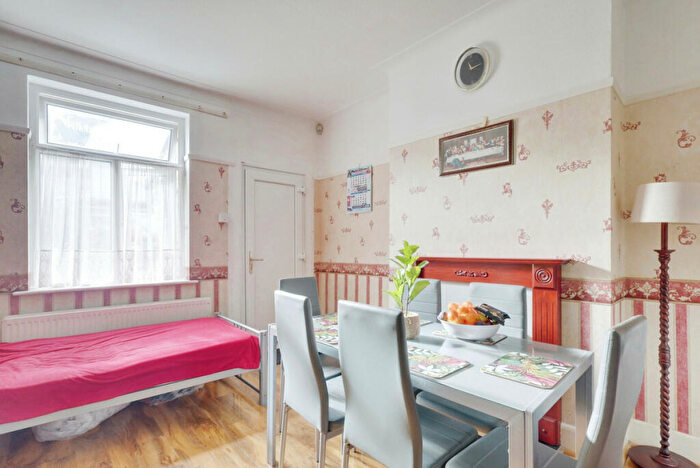 3 Bedroom Terraced House For Sale In Fairfax Drive, Westcliff-on-sea, SS0