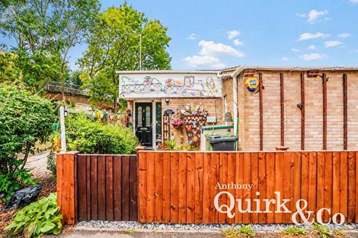 3 Bedroom Semi-Detached Bungalow For Sale In Chalk End, Basildon, SS13