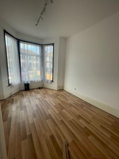 2 Bedroom Flat To Rent In Kingswood Road, Ilford, London, IG3