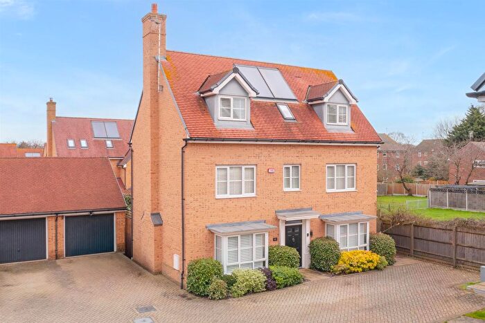 5 Bedroom Detached House For Sale In Claremont Crescent, Rayleigh, SS6