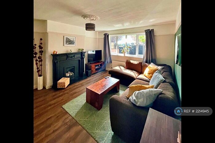 3 Bedroom Semi-Detached House To Rent In Briarfield Road, Manchester, M19