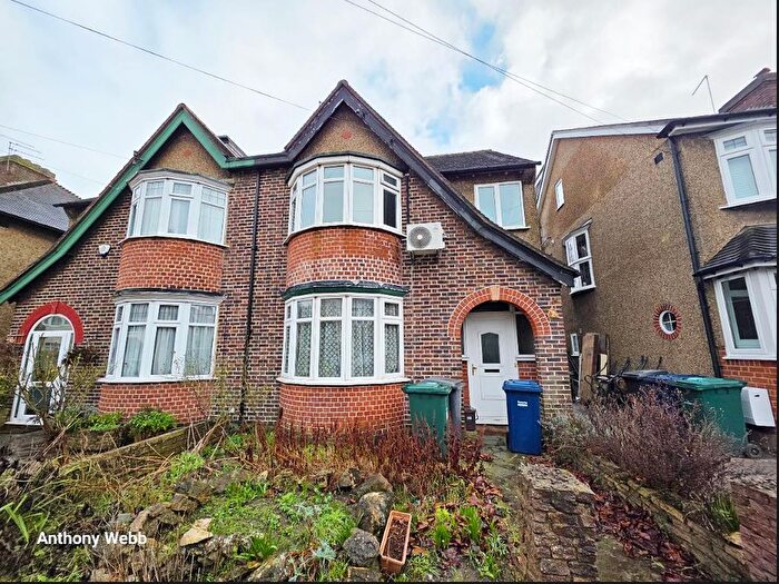 3 Bedroom Semi Detached House For Sale In Vines Avenue, London, N3