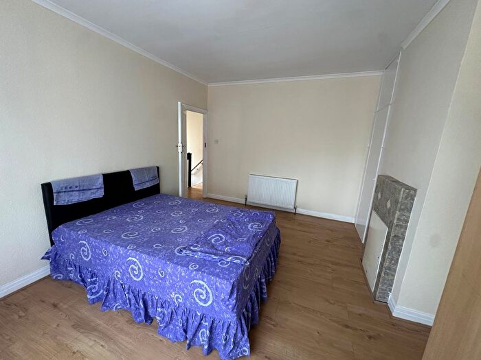4 Bedroom Semi Detached House To Rent In Uxbridge Road, Southall, UB1