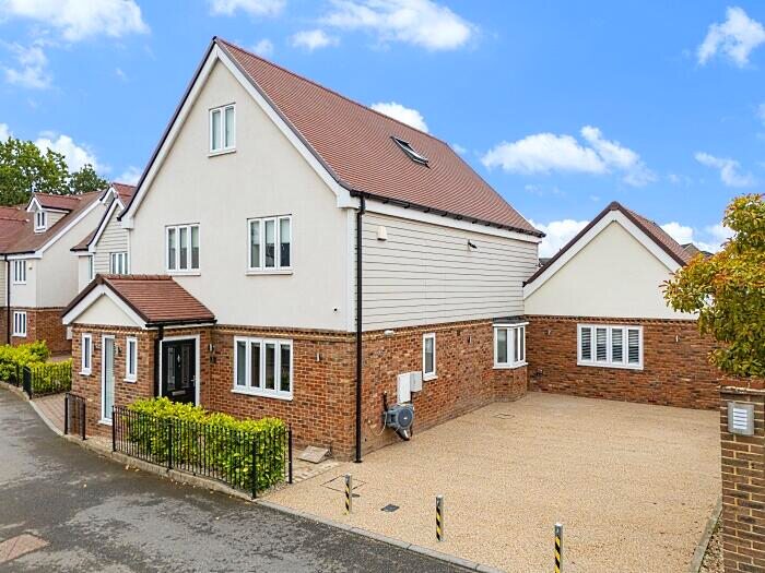 4 Bedroom Detached House For Sale In Oak Hill Road, Stapleford Abbotts, RM4
