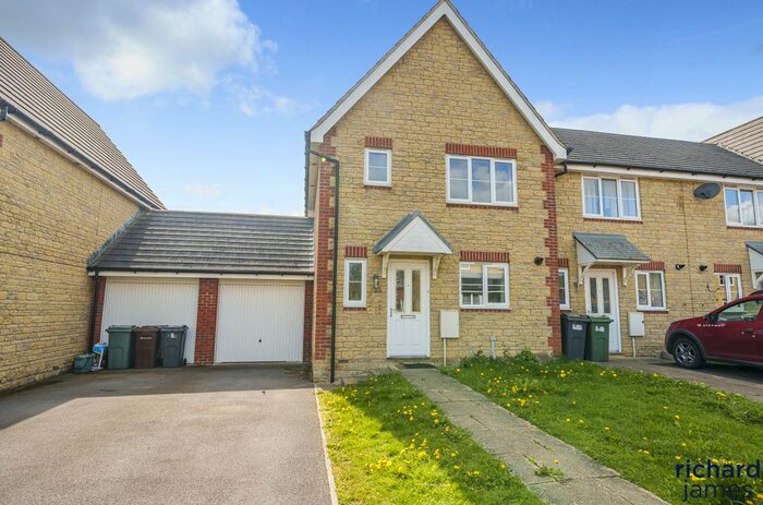 3 Bedroom End Of Terrace House For Sale In Lapwing Lane, Watchfield, SN6