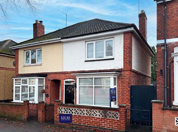 3 Bedroom Semi-Detached House For Sale In Kingsley Avenue, Kettering, NN16