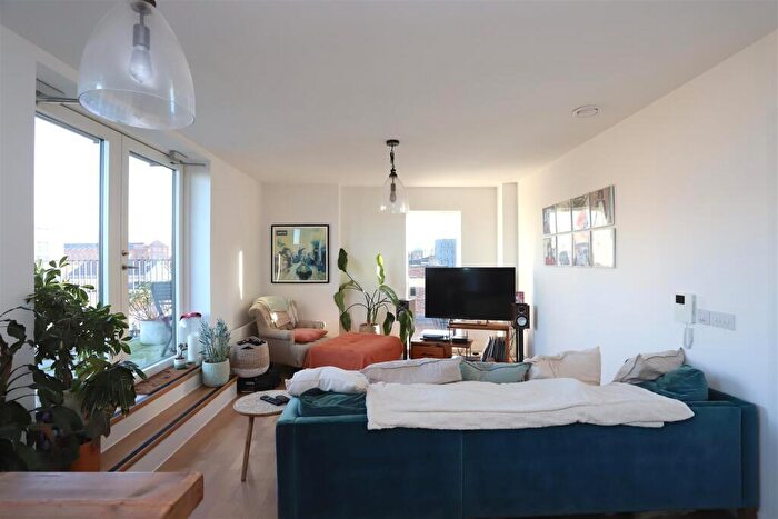 2 Bedroom Apartment For Sale In Lockgate Mews, New Islington, M4