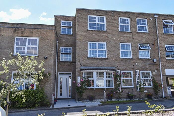 2 Bedroom Flat For Sale In Grosvenor Mews, Southampton Road, Lymington, SO41