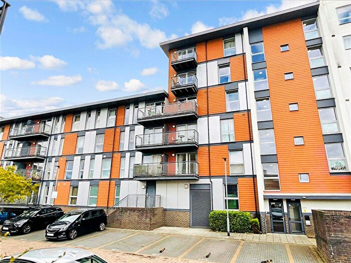 1 Bedroom Flat For Sale In Commonwealth Drive, Three Bridges, Crawley, West Sussex, RH10