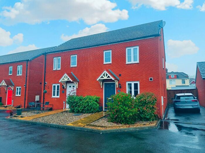 3 Bedroom Property To Rent In Stryd Bennett, Llanelli, SA15