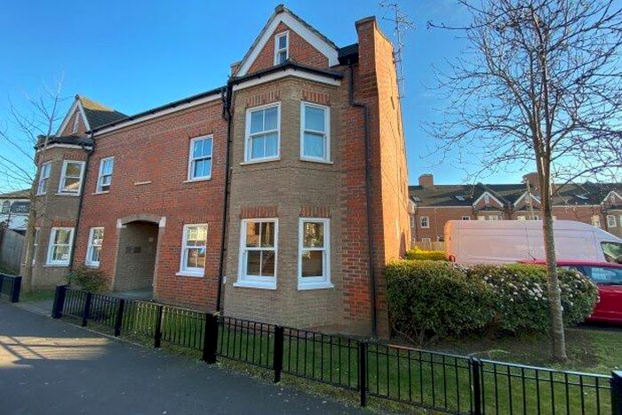 1 Bedroom Flat To Rent In Markenfield Road, Guildford, GU1