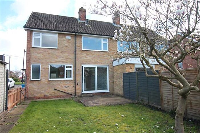 3 Bedroom Semi-Detached House To Rent In St. Davids Close, HU16