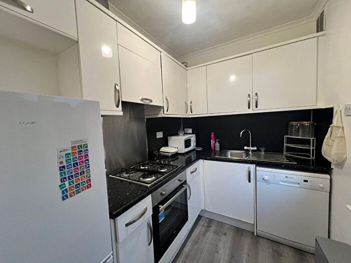 2 Bedroom Flat To Rent In Carrick Knowe Hill, Edinburgh, EH12