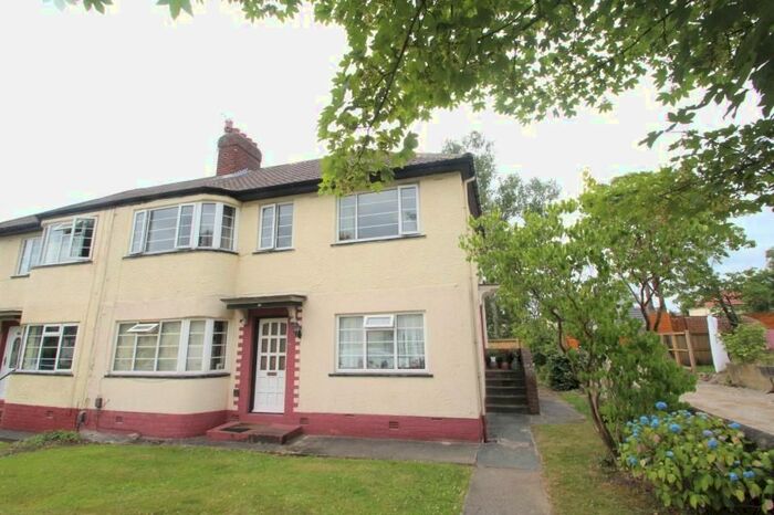 2 Bedroom Flat To Rent In Redesdale Gardens, Leeds, LS16