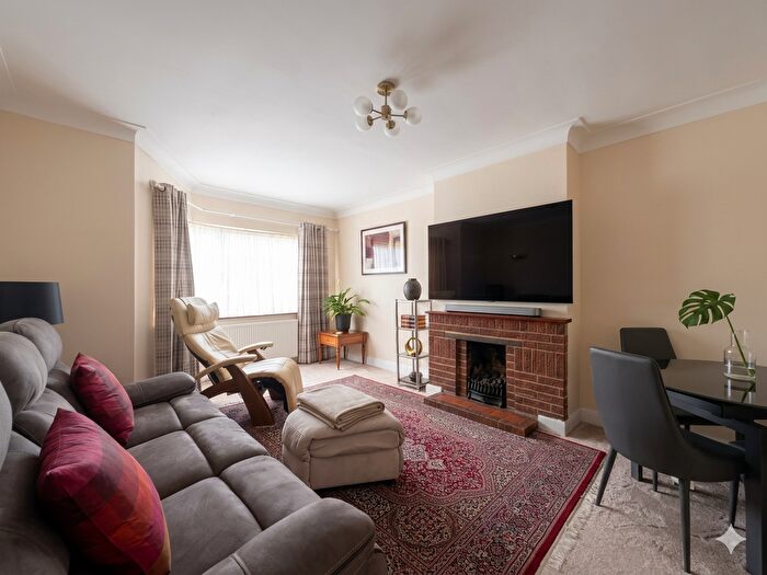 2 Bedroom Flat For Sale In West Court, Hounslow, Hounslow, TW5