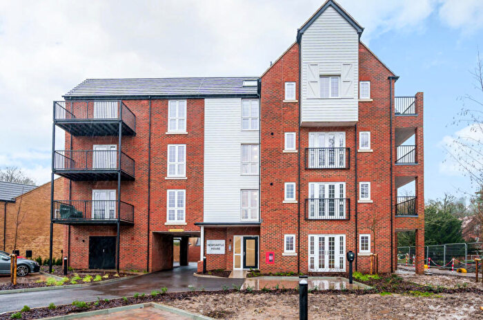 2 Bedroom Flat To Rent In Harp Avenue, Alton, Hampshire, GU34