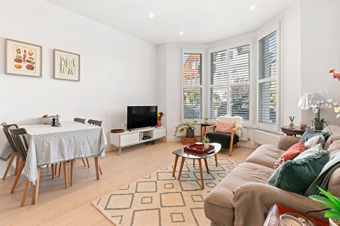 2 Bedroom Flat For Sale In Fulham Park Gardens, Parsons Green, SW6