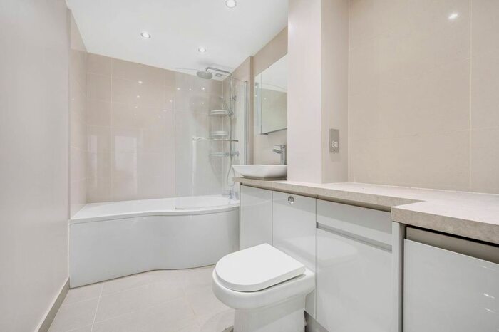 3 Bedroom Flat To Rent In Comer Cresent, Ealing, Southall, UB2