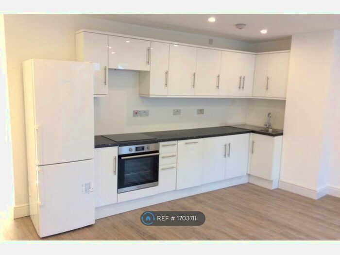 2 Bedroom Flat To Rent In Farquhar Rd, Crystal Place, London, SE19