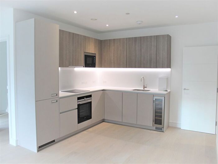 3 Bedroom Flat To Rent In The Avenue, London, NW6