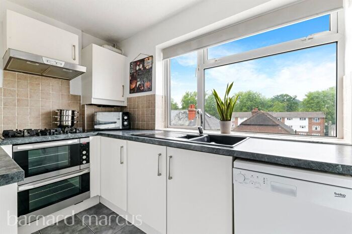 2 Bedroom Apartment For Sale In Holmesdale Road, North Holmwood, Dorking, RH5