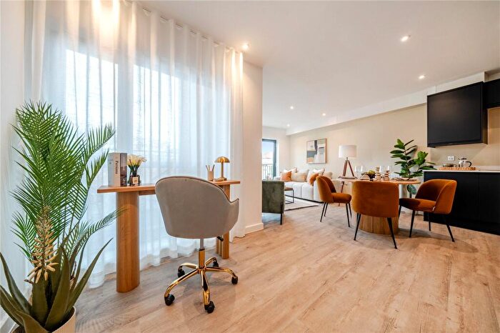 3 Bedroom Apartment For Sale In West Street, Erith, DA8