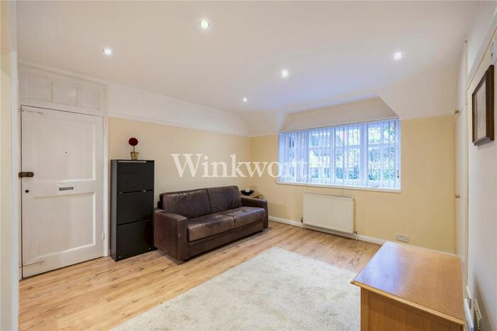Studio To Rent In Erskine Hill, London, NW11