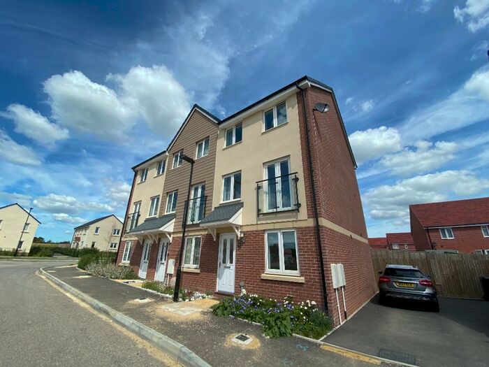 3 Bedroom Semi-Detached House To Rent In Coatley Close, Badbury Park, Badbury Park, Swindon, SN3