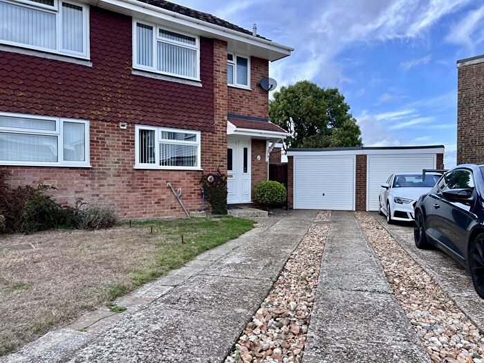 3 Bedroom Semi-Detached House For Sale In Farncombe Way, Dover, CT16