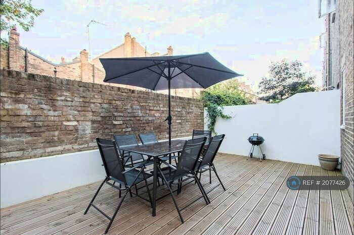 3 Bedroom Flat To Rent In College Place, London, NW1