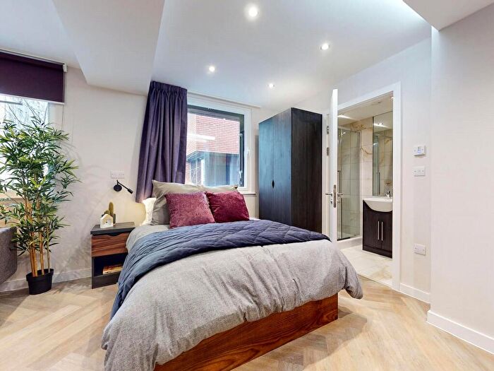 Apartment To Rent In Apt, Live Oasis Wade Lane #, LS2