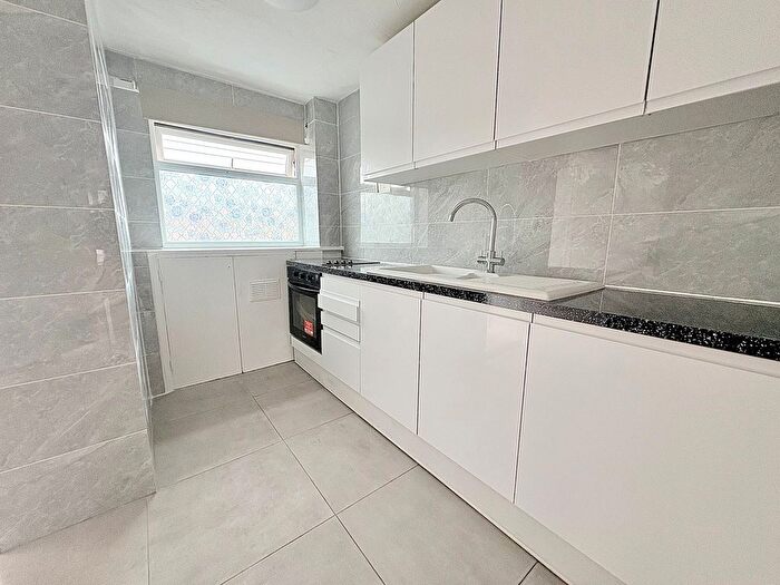 3 Bedroom Maisonette To Rent In Wakeley Road, Gillingham, ME8