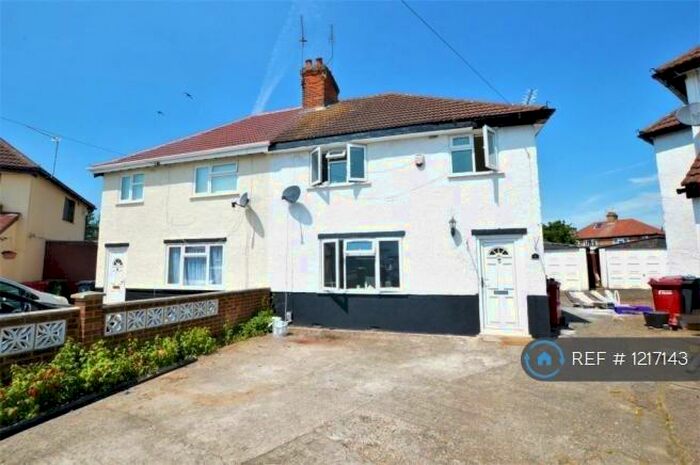 3 Bedroom Semi-Detached House To Rent In Second Crescent, Slough, SL1