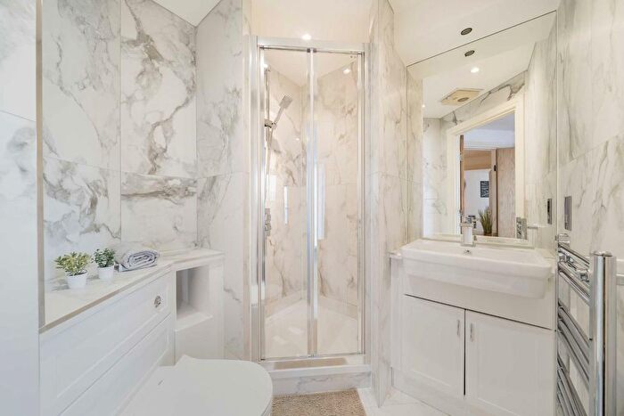 2 Bedroom Flat For Sale In Smugglers Way, London, SW18