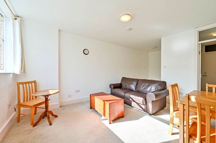 Studio To Rent In Keswick Road, Putney, London, SW15