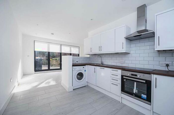 3 Bedroom Maisonette Flat To Rent In Reighton Road, Clapton, E5