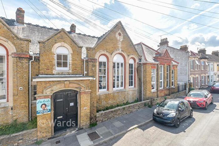 1 Bedroom Flat For Sale In Alexandra Road, Sheerness, Kent, ME12