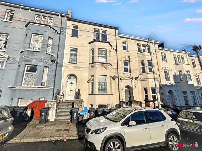 1 Bedroom Flat To Rent In Clytha Square, Newport, NP20