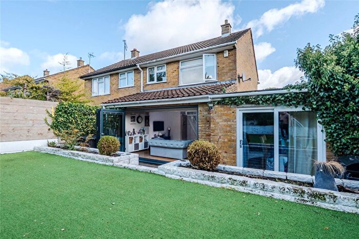 3 Bedroom Semi-Detached House For Sale In Easedale Close, Dunstable, Bedfordshire, LU6