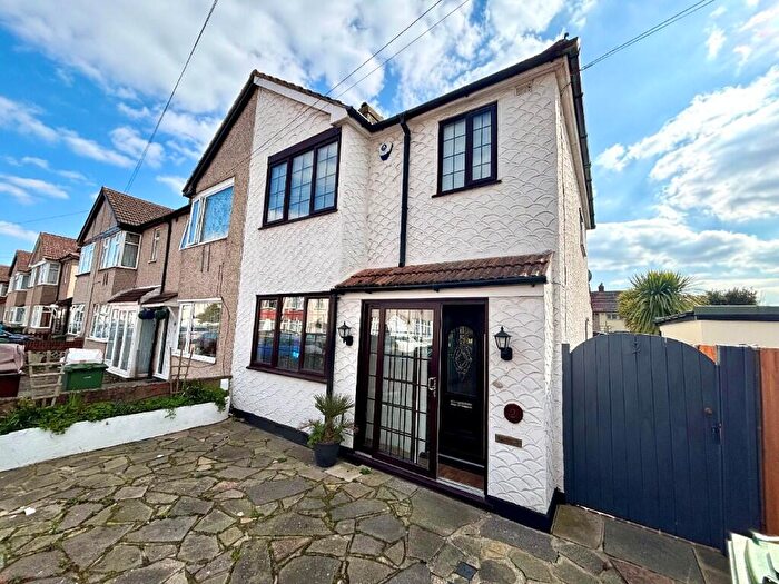 3 Bedroom End Of Terrace House To Rent In Beamway, Dagenham, London, RM10