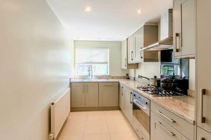 2 Bedroom Flat To Rent In Lansdowne Road, Wimbledon, SW20