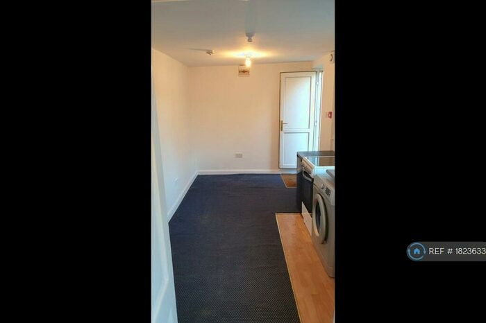 Studio To Rent In Dallow Road, Luton, LU1