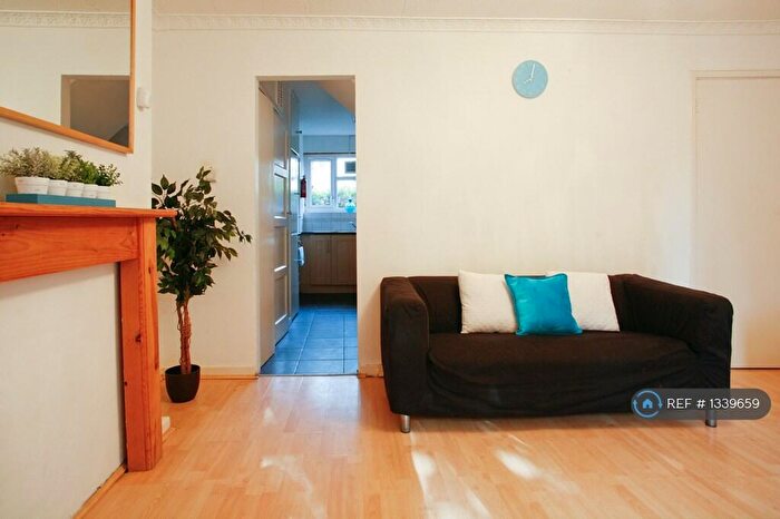 3 Bedroom Flat To Rent In Evelyn Court, London, N1