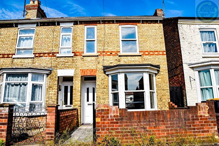 3 Bedroom Semi-Detached House To Rent In Gratton Road, Bedford, Bedfordshire, MK40