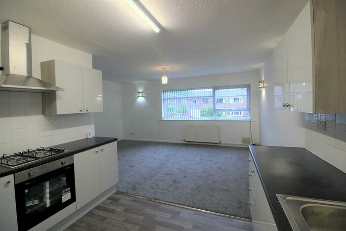 2 Bedroom Flat To Rent In Green Lane, Hadfield, SK13