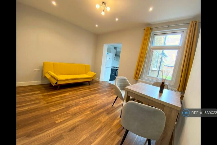 3 Bedroom End Of Terrace House To Rent In Jaffray Road, Bromley, BR2