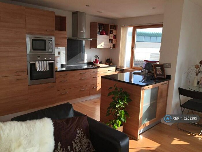 2 Bedroom Flat To Rent In Mcclintock House, Leeds, LS10